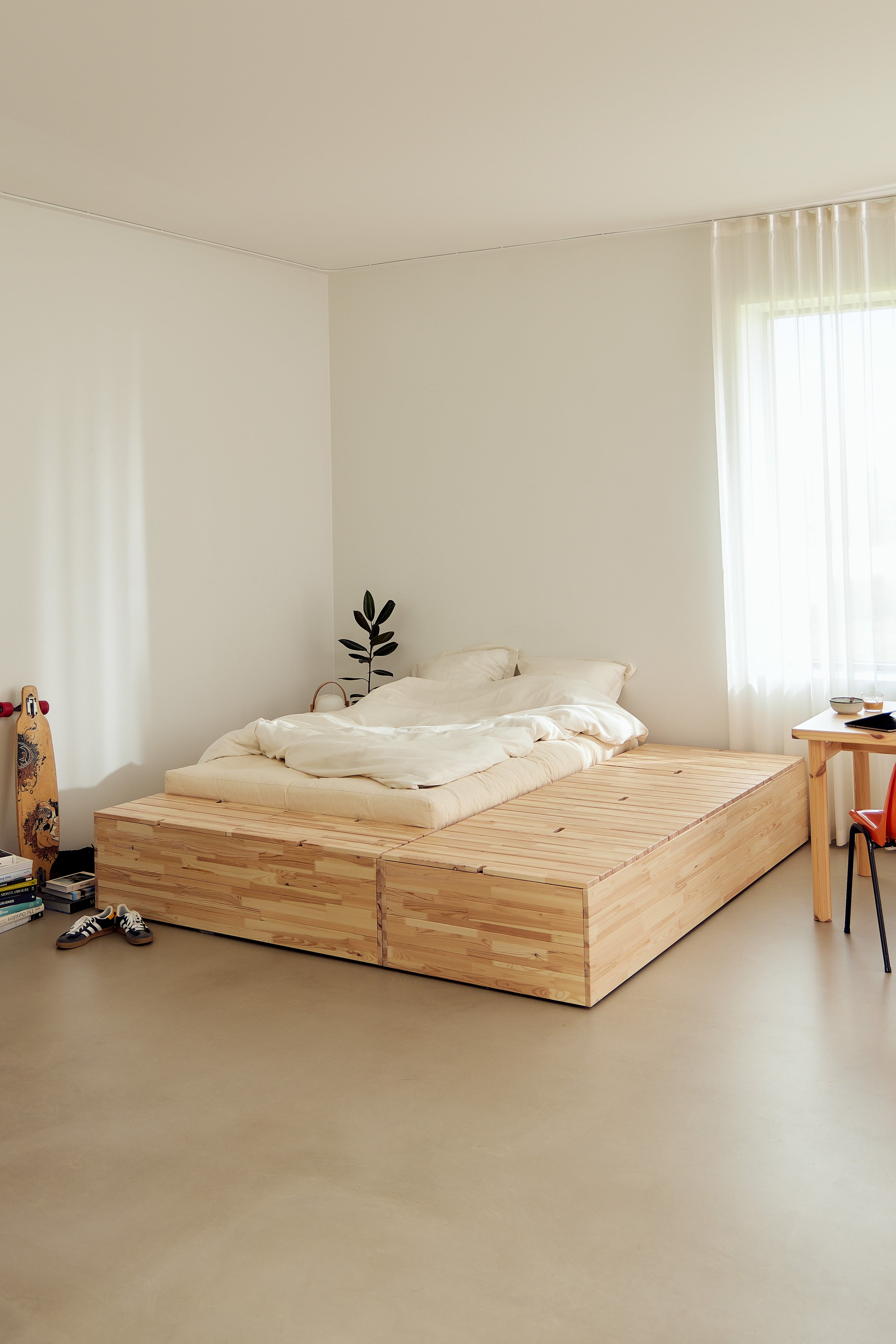 BASEMENT BED CLEAR LACQUERED 140 X 200